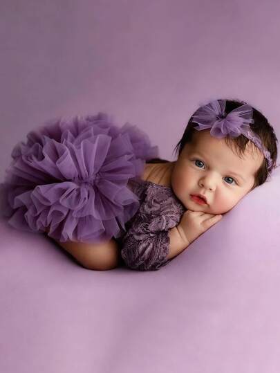 2件套新生儿摄影道具套装，包括新生儿露背三角哈伦裙和花朵发带，婴儿蕾丝蓬蓬裙公主套装，可爱纯色蕾丝网纱连体衣和蝴蝶结发带，适合100天宝宝摄影，摄影及纪念照道具套装 - 适用于影棚摄影、节日礼物、洗礼礼物和特殊场合