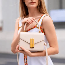 Bolsa de ombro bege elegante com alça ajustável. Design coreano confortável, ideal para passeios, encontros e viagens. Dimensões: 20 x 15 x 8 cm. - Damasco - Ver 1