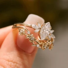 两枚优雅女士订婚戒指，镶嵌锆石花朵，适合日常佩戴、结婚纪念日、派对、珠宝、情人节、生日礼物 - 金色 - 查看 3