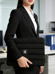 CHANEL Material, Nuevo Ss26 Moda, Bolsa de Maquillaje, Bolsa para Portátil, Diseño Acolchado Negro, Rayas Horizontales, Protección Acolchada, Portátil, Bolsa de Viaje - Negro - Ver 1