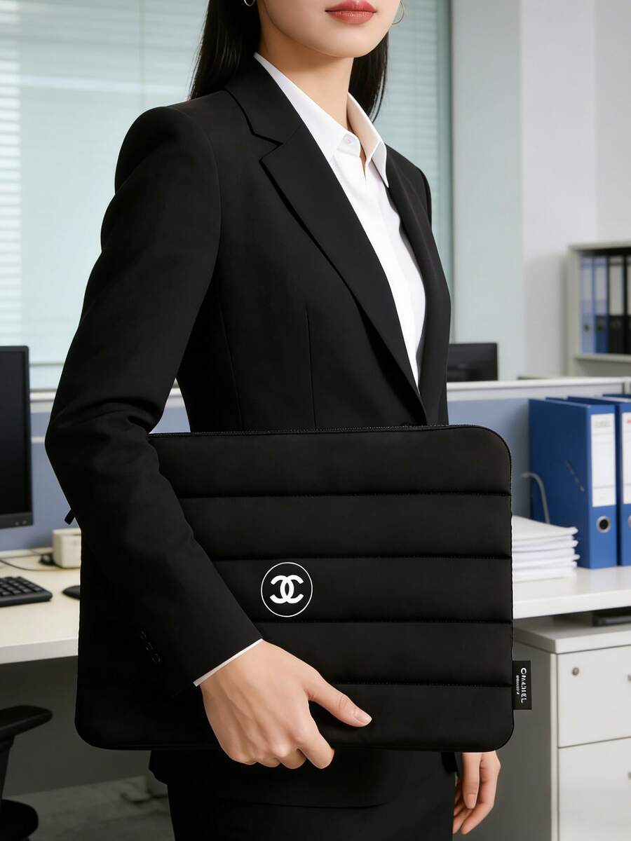 CHANEL Material, Nuevo Ss26 Moda, Bolsa de Maquillaje, Bolsa para Portátil, Diseño Acolchado Negro, Rayas Horizontales, Protección Acolchada, Portátil, Bolsa de Viaje - Negro - Ver 1