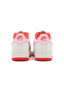 Nike Giày thể thao Air Force 1 phiên bản ngày lễ tình nhân dành cho nữ, thường ngày, dùng để tập gym, mặc hàng ngày, quà tặng hẹn hò, chất liệu da êm ái, họa tiết trái tim, đế giữa bằng mút xốp, cổ thấp, cổ giày có đệm, độ bám bền bỉ, dễ phối đồ, thời trang đường phố, phiên bản giới hạn, màu trắng nhạt, đỏ thẫm, đỏ rực, hồng, mút xốp, HV5165-121 - Bọt Peak White/Pink - Đỏ nhạt và đỏ đậm - Xem 4