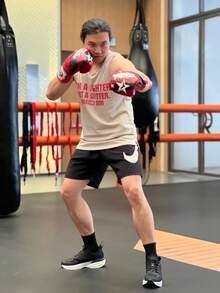 Nike شورت رياضي كاجوال للرجال من نايك بخاصية سحب الحبل وتجفيف سريع مع شعار نايك - الأسود - مشاهدة 8