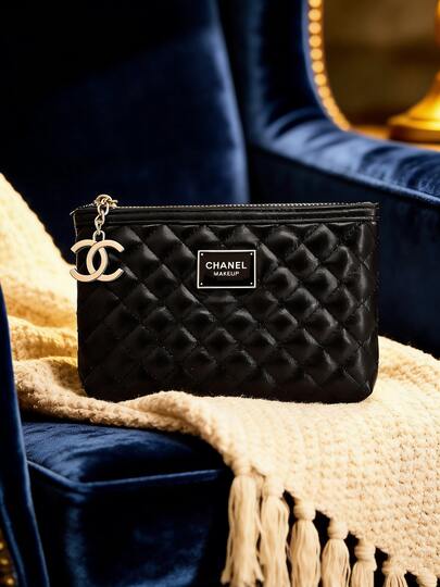 CHANEL Czarna pikowana kosmetyczka ze skóry. Modna i luksusowa kosmetyczka. Elegancka kopertówka. Przenośna saszetka na telefon. Nadaje się do codziennego użytku lub jako prezent dla dziewczyny.