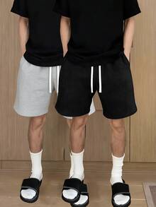 1件黑色休闲短裤，以简约设计诠释休闲态度，涤纶面料提供全天柔软舒适感，无论是酷炫街头漫步还是休闲居家，都能让您在时尚与舒适之间自由切换，展现您的男性魅力。 - 黑色 - 查看 5