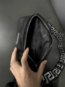 Versace 香水系列黑色化妆包 - 希腊回纹图案可调节肩带斜挎包，时尚单肩包，配有可调节肩带，奢华设计师旅行包，适合日常使用 - 黑色 - 查看 7