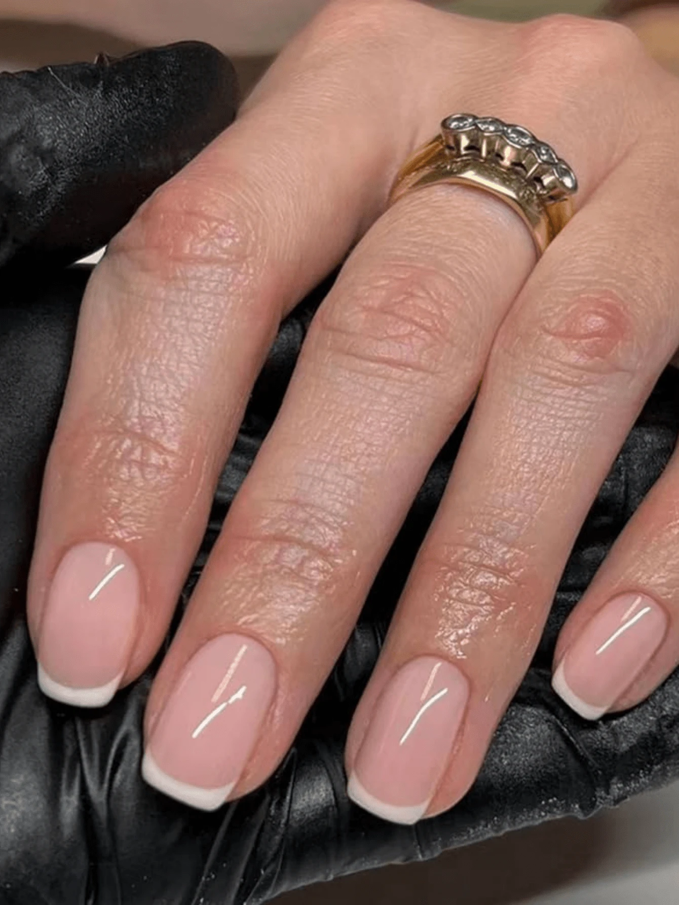 24片中号方形美甲贴纸套装，瞬间提升您的美甲档次。简约白色边框，法式全覆盖设计，包含1张贴纸和1个迷你指甲锉，适合女性和女孩日常佩戴，是办公室美甲的理想之选。 - 彩色 - 查看 1