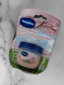 Vaseline 樱花润唇膏（7克），提亮唇色，深层补水，令双唇饱满水润，粉嫩透亮，轻盈持久保湿，啫喱质地，丝滑不黏腻，适合多种肤质，蕴含高浓度樱花提取物，适合学生、上班族日常通勤、居家旅行使用，也是馈赠亲友的理想之选。 - 櫻香型 - 查看 4