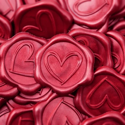 30张心形自粘蜡封贴纸，适用于礼品、婚礼请柬信封封口 - 红色