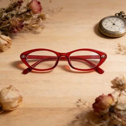 1副女士时尚简约小巧轻便眼镜，适合裸妆。