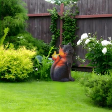 这是一款亚克力材质的猫形户外装饰灯，无需用电。卡通猫咪造型，质感如石头般柔软，立于草坪之上，一只爪子“捧着”一盏暖光灯笼。造型俏皮可爱，与图片中木质露台和绿植花园的休闲环境相得益彰，为庭院增添了一份温馨愉悦的氛围。 - 彩色 - 查看 4