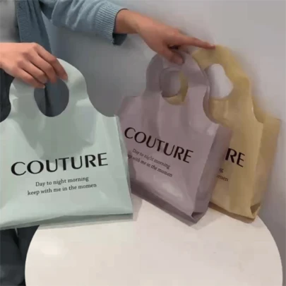 50个装派对礼品服装包装袋，高端女士购物袋，手提收纳袋，英文字母图案包装袋，婚礼包装袋，礼品包装袋，可重复使用包装袋，加厚防水便携大容量手提袋，户外旅行日常用品收纳袋。适用于节日、新年、婚礼、派对、购物、生日礼物袋、派对礼品袋等场合。