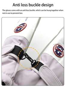 这款可调节腕带魔术贴手套适合各种手型，罗纹针织袖口能有效抵御风雪侵袭。内置防丢扣设计，方便您将两只手套悬挂在一起存放，防止丢失。手套佩戴舒适，即使长时间使用也不会感到疲劳。 - 保暖手套 - 查看 4