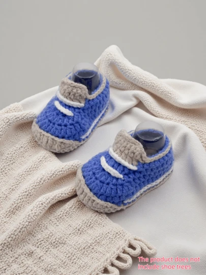 زوج واحد من الحذاء الداخلي اليدوي للرضع، بتصميم كروشيه على شكل حذاء رياضي، باللونين الأزرق والرمادي، أحذية رضع، أحذية معمودية للرضع