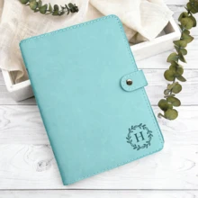 可定制 A6 皮革活页夹(支持雕刻) - 高品质人造革封面,柔和的色调,包含螺旋笔记本内页;也可提供仅封面版本。 - 多色-活頁本 - 查看 3