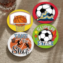 以篮球、足球、棒球、橄榄球和其他热门运动元素为主题的运动杯垫，搭配“投篮”、“超级巨星”、“打棒球”等励志标语，采用鲜艳的色彩和逼真的插画风格，传递出充满活力和激情的运动氛围。 - 木板-杯墊圓 - 查看 5