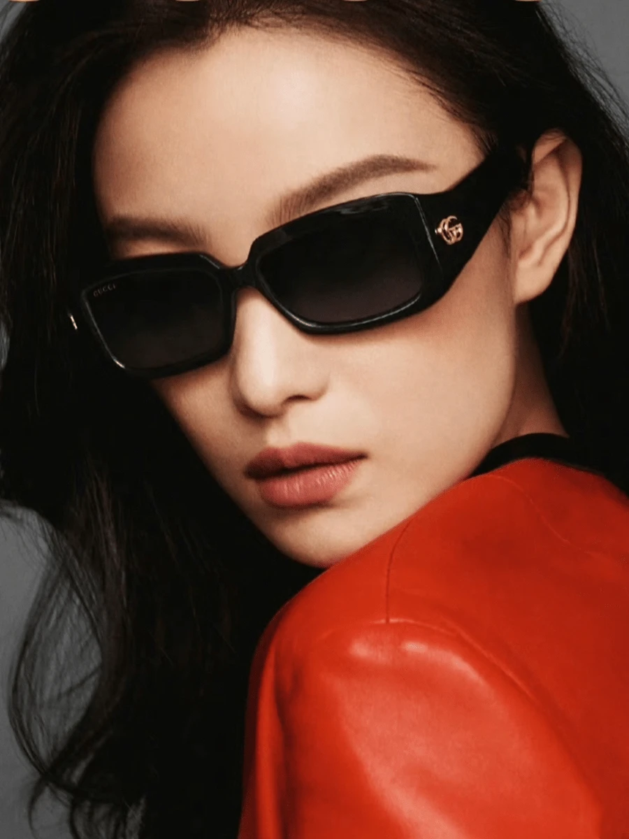 Gucci 黑色镜框金色GG标志女士太阳镜，夏季海滩风 - 黑色 - 查看 1