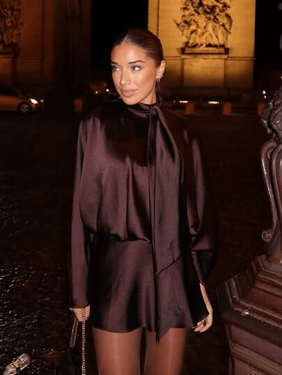 Vestido curto feminino elegante em cetim liso com detalhe de lenço.