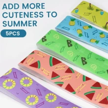 5条装弹力沙滩椅毛巾带，活力热带印花 - 适用于游泳池、度假、夏季 - 轻便易携，设计时尚，是海滩旅行的必备单品，适合泳池、海滩、度假和邮轮旅行，可用作衣物、毛巾、浴袍的绑带，带夹子的弹力带，方便收纳和携带，是夏季休闲泳池夏威夷风情配件，也是沙滩椅和手提袋的理想之选，是海滩必备品、泳池配件、露营和旅行毛巾的理想之选。 - 彩色 - 查看 10