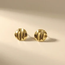 3/4/5对套装，款式随机，金色耳环和粗耳钉，女士款 – 低过敏性褶皱耳环套装 | 魅力十足的纹理造型，适合日常佩戴和节日珠宝礼物，夏季海滩度假比基尼配饰，搭配迷人服饰、婚纱 – 多功能珠宝，游泳、沐浴、运动时佩戴皆宜，是情人节、生日、母亲节和度假惊喜的理想之选。 - 金色 - 查看 10