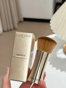 Cọ trang điểm Kabuki Lancôme Absolue Micro-Glow, lông cọ siêu mềm, dày giúp tán kem nền hoàn hảo, nhẹ và dễ mang theo, cán kim loại màu bạc và vàng bóng bẩy với thiết kế chuyển màu trắng hồng trang nhã, dụng cụ trang điểm cao cấp giúp pha trộn màu sắc mượt mà, lý tưởng cho sử dụng hàng ngày, du lịch và làm quà tặng. - Màu nâu  Mocha - Xem 4
