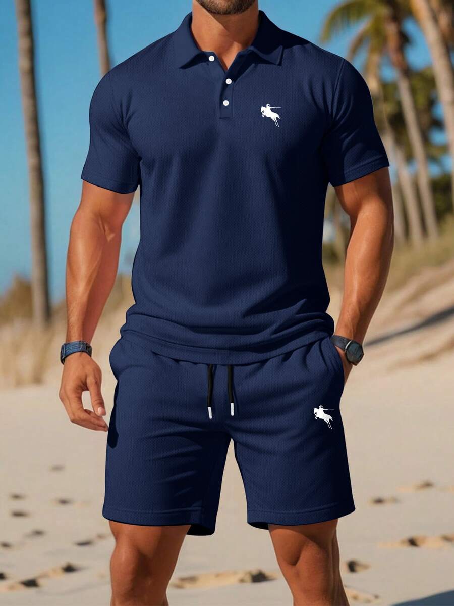 Bộ 2 món áo polo nam cỡ lớn kiểu dáng thường ngày có cổ và quần short dây rút, họa tiết ngựa hiệp sĩ tinh tế, thích hợp mặc hàng ngày vào mùa hè, trang phục thể thao thoải mái và thoáng khí. - Xanh đậm - Xem 1