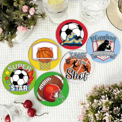 Sporttema-underlägg med basket, fotboll, baseboll, amerikansk fotboll och andra populära sportelement, i kombination med motiverande slagord som "TAKE The Shot", "SUPER STAR", "Playing BASEBALL", med livfulla färger och en realistisk illustrationsstil för att förmedla en energisk och passionerad sportkänsla.