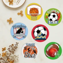 以篮球、足球、棒球、橄榄球和其他热门运动元素为主题的运动杯垫，搭配“投篮”、“超级巨星”、“打棒球”等励志标语，采用鲜艳的色彩和逼真的插画风格，传递出充满活力和激情的运动氛围。 - 木板-杯墊圓 - 查看 2