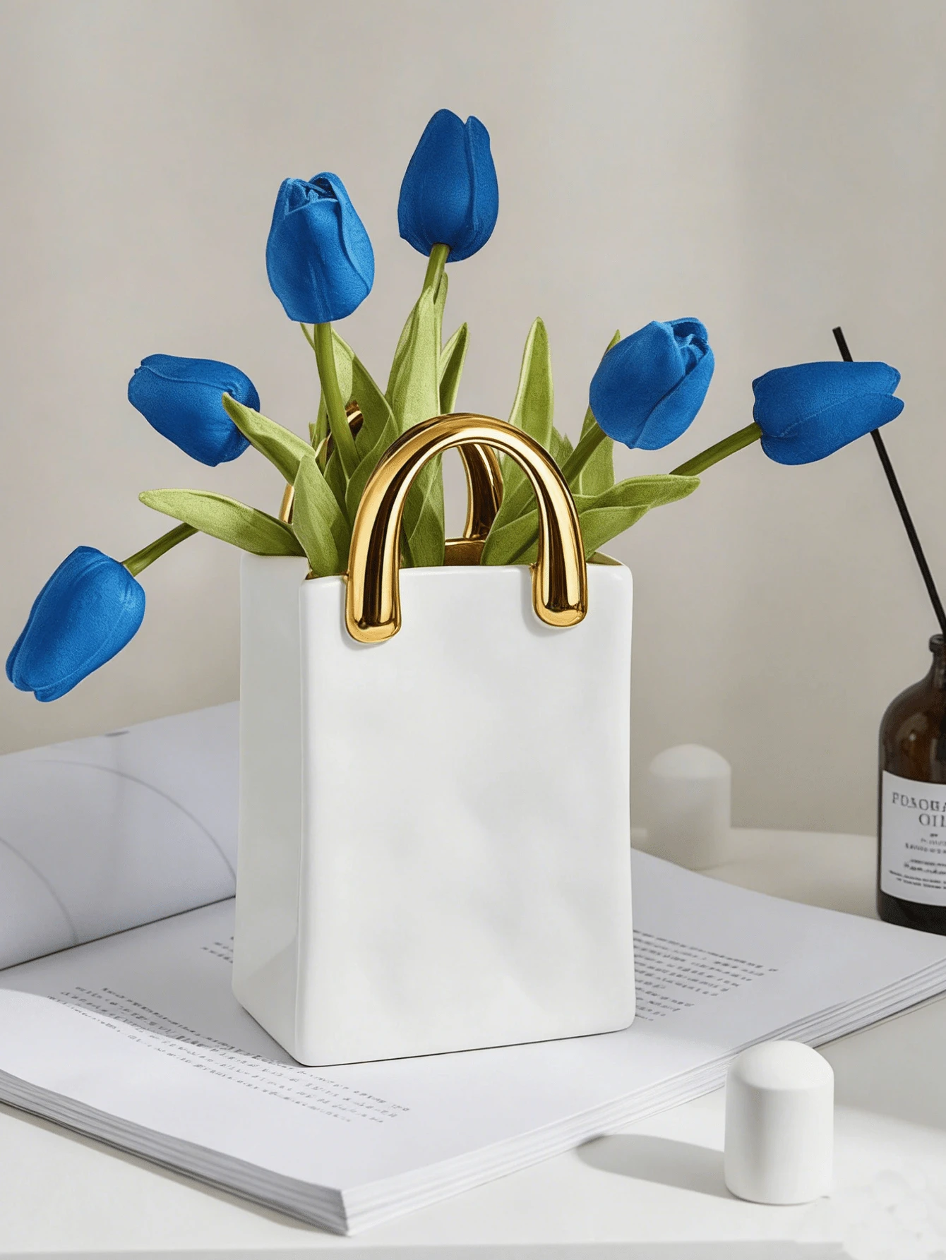 Vaso de Bolsa de Compras Branca com Alça Dourada - Design Minimalista Moderno, Ideal para Estante da Sala de Estar, Mesa de Centro e Mesa de Jantar. Pode Acomodar Flores Frescas ou Flores Artificiais, como Tulipas, Adicionando um Toque Estiloso e Elegante, um Vaso Decorativo Chique e Popular para Decoração Interna. Adequado para Sala de Estar, Quarto, Escritório, Casamento, Atmosfera de Feriado, Dia dos Namorados, Presente de Casamento, Melhor Presente de Feriado, Decoração de Prateleira de Exibição, Presente de Aniversário, Presente de Formatura, Etc. Item Decorativo Pequeno e Requintado, Especialmente Projetado para Mesa, Estante e Pequenos Espaços.