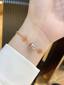 3件套18K镀金奢华不锈钢手链套装，包含一条镶钻罗马数字手镯和一条精致的罗马数字链式手链，可叠戴，复古优雅，适合女性日常佩戴、馈赠亲友及参加派对，是时尚的圣诞礼物之选。也适合日常佩戴、参加派对、节日、生日、婚礼、情人节和母亲节等场合，是送给妈妈的理想礼物。 - 金色 - 查看 2