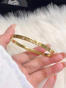 3件套18K镀金奢华不锈钢手链套装，包含一条镶钻罗马数字手镯和一条精致的罗马数字链式手链，可叠戴，复古优雅，适合女性日常佩戴、馈赠亲友及参加派对，是时尚的圣诞礼物之选。也适合日常佩戴、参加派对、节日、生日、婚礼、情人节和母亲节等场合，是送给妈妈的理想礼物。 - 金色 - 查看 10