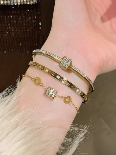 3件套18K镀金奢华不锈钢手链套装，包含一条镶钻罗马数字手镯和一条精致的罗马数字链式手链，可叠戴，复古优雅，适合女性日常佩戴、馈赠亲友及参加派对，是时尚的圣诞礼物之选。也适合日常佩戴、参加派对、节日、生日、婚礼、情人节和母亲节等场合，是送给妈妈的理想礼物。