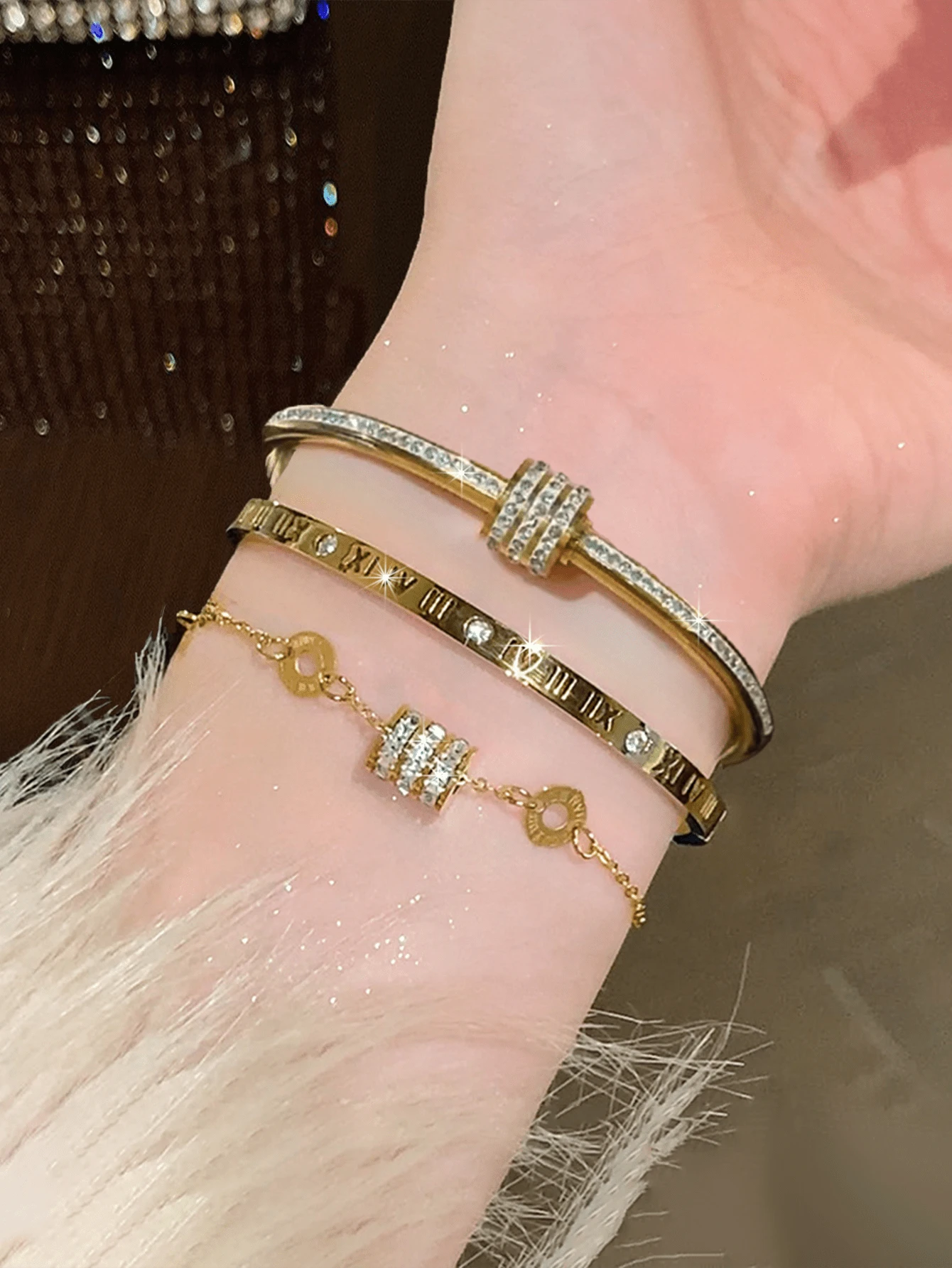 3件套18K镀金奢华不锈钢手链套装，包含一条镶钻罗马数字手镯和一条精致的罗马数字链式手链，可叠戴，复古优雅，适合女性日常佩戴、馈赠亲友及参加派对，是时尚的圣诞礼物之选。也适合日常佩戴、参加派对、节日、生日、婚礼、情人节和母亲节等场合，是送给妈妈的理想礼物。 - 金色 - 查看 1