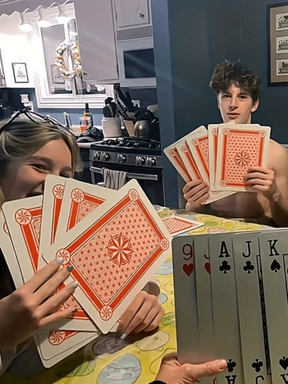 一套巨型扑克牌 - 超大豪华扑克牌，红黑配色，大号黑桃和红心图案，适合派对游戏、扑克、麻将 - 纸质扑克牌，是家庭游戏之夜、户外和桌面娱乐的理想之选 - 易于洗牌 - 创意超大尺寸牌组，色彩鲜艳，醒目的红色黑桃图案，是趣味聚会和休闲娱乐的完美之选，新奇纸牌游戏