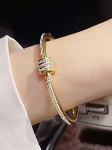 3件套18K镀金奢华不锈钢手链套装，包含一条镶钻罗马数字手镯和一条精致的罗马数字链式手链，可叠戴，复古优雅，适合女性日常佩戴、馈赠亲友及参加派对，是时尚的圣诞礼物之选。也适合日常佩戴、参加派对、节日、生日、婚礼、情人节和母亲节等场合，是送给妈妈的理想礼物。 - 金色 - 查看 3