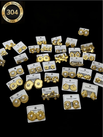 24 par (slumpmässigt utvalda) i 304 rostfritt stål som inte är allergiskt mot människor, örhängen med guldfärgade blommor/rosett och konstgjorda pärlor. Dessa eleganta multifunktionella och exklusiva örhängen är lämpliga att bära vid alla tillfällen, lämpliga för vardagskläder, eleganta örhängen och blomformade örhängen.