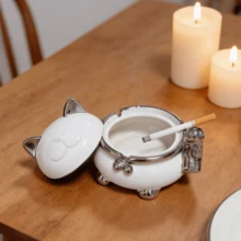 1个猫形陶瓷烟灰缸带盖 - 可爱设计，适用于室内外家庭办公室书桌吧台，完美礼品和赠品 - 黑色(銀色裝飾) - 查看 5