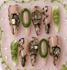 NailVease 10 PCS Handmade Reusable Press-On Nails | Nude-Pink & Green Gilded Crackle Luxury Elegant Stiletto Nails With Acrylic Nude & Green Bases, 3D Gold Crackle & Abalone Shell Element & Green Accent Embellishments & Noble Glam Designs - 彩色 - 查看 10
