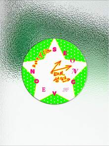 这款58毫米的KPOP男团主题徽章以成贤为主要设计元素，集精致胸针、珐琅吊坠和包包挂饰于一体。采用优质材料和精湛工艺制成，是装饰包包、帽子、衣服和鞋子的完美之选，为您的风格增添独特魅力。 - 彩色 - 查看 4