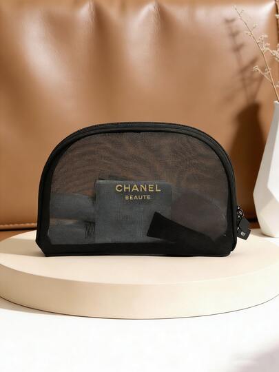 CHANEL 黑色网眼材质化妆包。罕见贝壳图案化妆包。简约时尚收纳包。便携实用，适合日常使用，是送给女朋友的完美礼物。