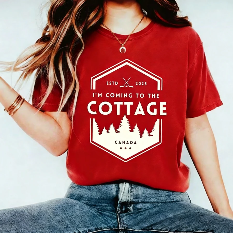 Heated Rivalry I'm Coming To The Cottage Shirt, Heated Rivalry Connor Ilya Sweatshirt, Heated Rivalry Merch, Hollander Rozanov Couple Shirt - 紅色 - 查看 1