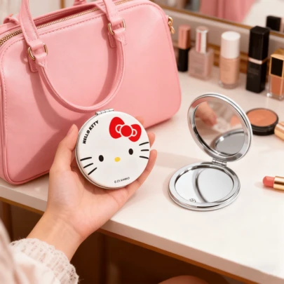 名创优品Hello Kitty经典双面圆形折叠镜，便携式卡通可爱迷你口袋化妆镜，旅行及生日礼物