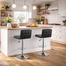 HappyWare Set de 2 Bancos Altos para Barra Giratorios 360° con Respaldo Acolchonado y Altura Ajustable. Diseño moderno y minimalista ideal para cocina, barra o desayunador. Ajuste de altura por sistema hidráulico (aprox. 95 – 115 cm). Respaldo acolchonado para mayor comodidad y mejor postura + reposapiés metálico integrado. Asiento cómodo con tapizado acolchado de fácil limpieza. Estructura resistente con base amplia de metal cromado que brinda estabilidad y durabilidad. Bancos altos giratorios ideales para barras, islas de cocina, desayunadores, bares en casa o restaurantes. Soportan hasta 120 kg por banco. Fáciles de armar y de estilo contemporáneo que combina con cualquier espacio. - Negro - Ver 6