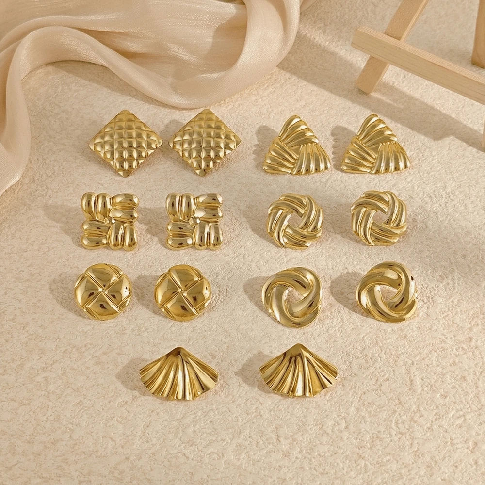 Boucles d'oreilles en or épais Boucles d'oreilles cloutées vintage en or pour femmes Boucles d'oreilles pendantes légères à nœud géométrique Ensemble de bijoux en acier inoxydable pour femmes Accessoires de bikini pour vacances d'été à la plage Vêtements attrayants, accessoires de robes de mariée - Bijoux polyvalents parfaits à porter pendant la natation, le bain, l'exercice, idéaux pour la Saint-Valentin, l'anniversaire, la fête des mères et les surprises de vacances.