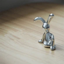 Đồ trang trí cửa gió và bảng điều khiển ô tô 3D sang trọng, hình thỏ tai dài mạ điện kiểu Bắc Âu có keo dán, đồ trang trí cửa gió ô tô dễ thương và thanh lịch, lý tưởng làm quà tặng Ngày Valentine và các ngày lễ cho phái nữ, tượng thỏ kim loại tuyệt đẹp để tô điểm cho xe của bạn, kẹp điều chỉnh chất lượng cao có thể được cố định chắc chắn trên cửa gió và bảng điều khiển. - A - Xem 3