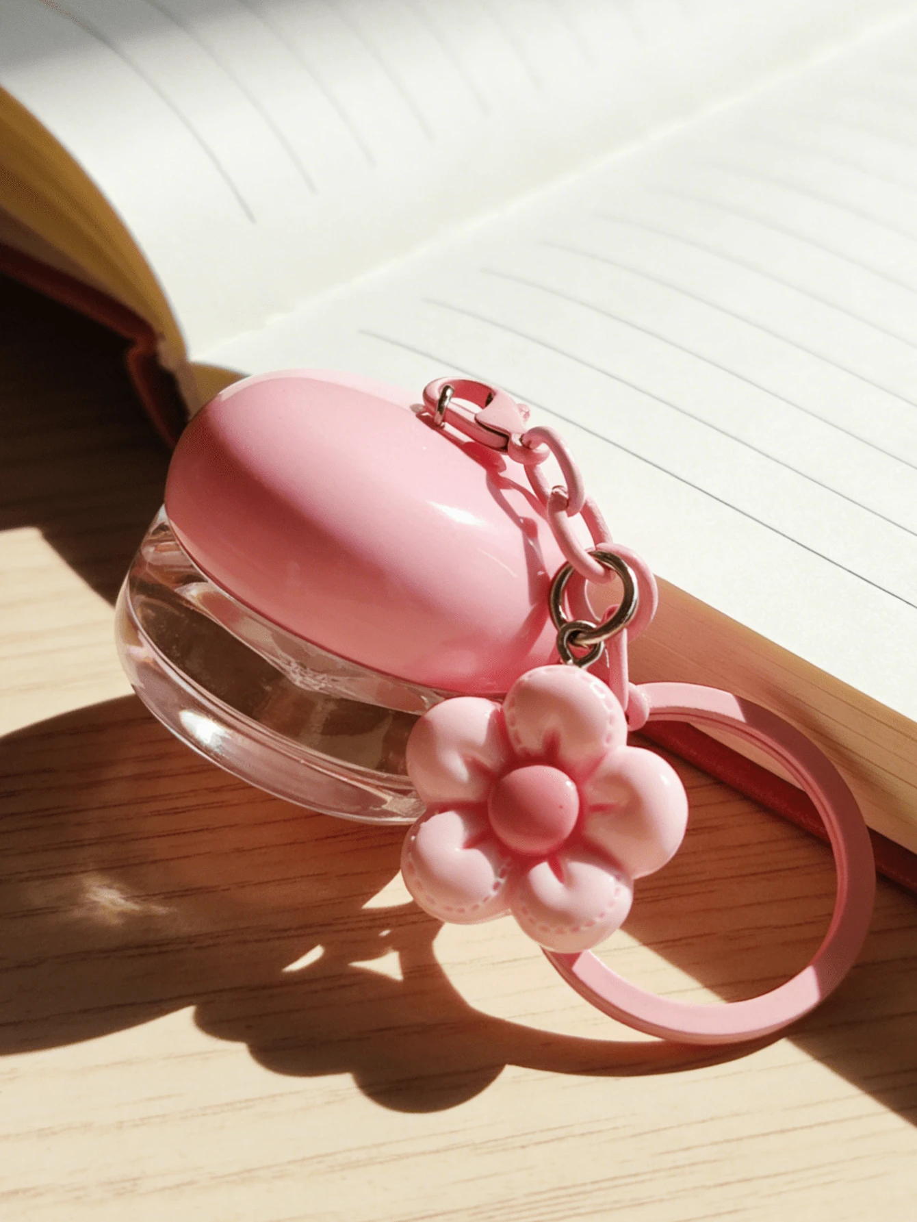 1个5克粉色迷你润唇膏罐，5克便携式眼影腮红盘，以及美妆亮片收纳挂绳。适合挂在包包、钱包上，方便日常出行。是收纳唇彩、指甲油和亮片的理想之选。5克的容量使其成为一款便携式旅行收纳瓶，也是送给女性的完美礼物。 - 彩色 - 查看 1