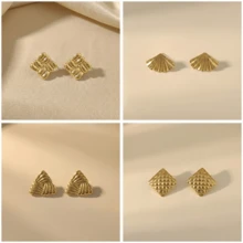Boucles d'oreilles en or épais Boucles d'oreilles cloutées vintage en or pour femmes Boucles d'oreilles pendantes légères à nœud géométrique Ensemble de bijoux en acier inoxydable pour femmes Accessoires de bikini pour vacances d'été à la plage Vêtements attrayants, accessoires de robes de mariée - Bijoux polyvalents parfaits à porter pendant la natation, le bain, l'exercice, idéaux pour la Saint-Valentin, l'anniversaire, la fête des mères et les surprises de vacances. - Doré - Voir 5