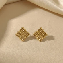 Boucles d'oreilles en or épais Boucles d'oreilles cloutées vintage en or pour femmes Boucles d'oreilles pendantes légères à nœud géométrique Ensemble de bijoux en acier inoxydable pour femmes Accessoires de bikini pour vacances d'été à la plage Vêtements attrayants, accessoires de robes de mariée - Bijoux polyvalents parfaits à porter pendant la natation, le bain, l'exercice, idéaux pour la Saint-Valentin, l'anniversaire, la fête des mères et les surprises de vacances. - Doré - Voir 3