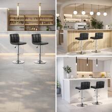 HappyWare Set de 2 Bancos Altos para Barra Giratorios 360° con Respaldo Acolchonado y Altura Ajustable. Diseño moderno y minimalista ideal para cocina, barra o desayunador. Ajuste de altura por sistema hidráulico (aprox. 95 – 115 cm). Respaldo acolchonado para mayor comodidad y mejor postura + reposapiés metálico integrado. Asiento cómodo con tapizado acolchado de fácil limpieza. Estructura resistente con base amplia de metal cromado que brinda estabilidad y durabilidad. Bancos altos giratorios ideales para barras, islas de cocina, desayunadores, bares en casa o restaurantes. Soportan hasta 120 kg por banco. Fáciles de armar y de estilo contemporáneo que combina con cualquier espacio. - Negro - Ver 8