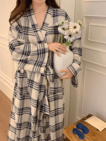 Lässiger Stil Blau & Weiß karierter Bademantel, weicher Leinenstoff, den Sie nicht ausziehen möchten, knöchellange Silhouette windundurchlässig und warm, geeignet zum Entspannen Zuhause, Gäste empfangen oder als Bademantel, locker sitzend für 80-150 Pfund, ein durchdachtes Geschenk für Freundinnen oder beste Freundinnen zu Weihnachten/Neujahr